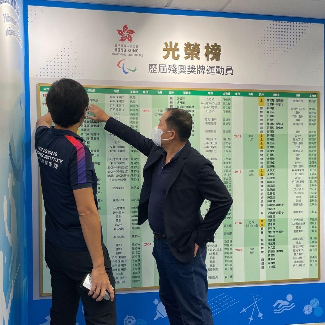 Mr. Benny Cheung, Board of Director and Paralympic wheelchair fencing 4-time gold medallist Introducing the medal record of Para athletes to Mr. Yeung