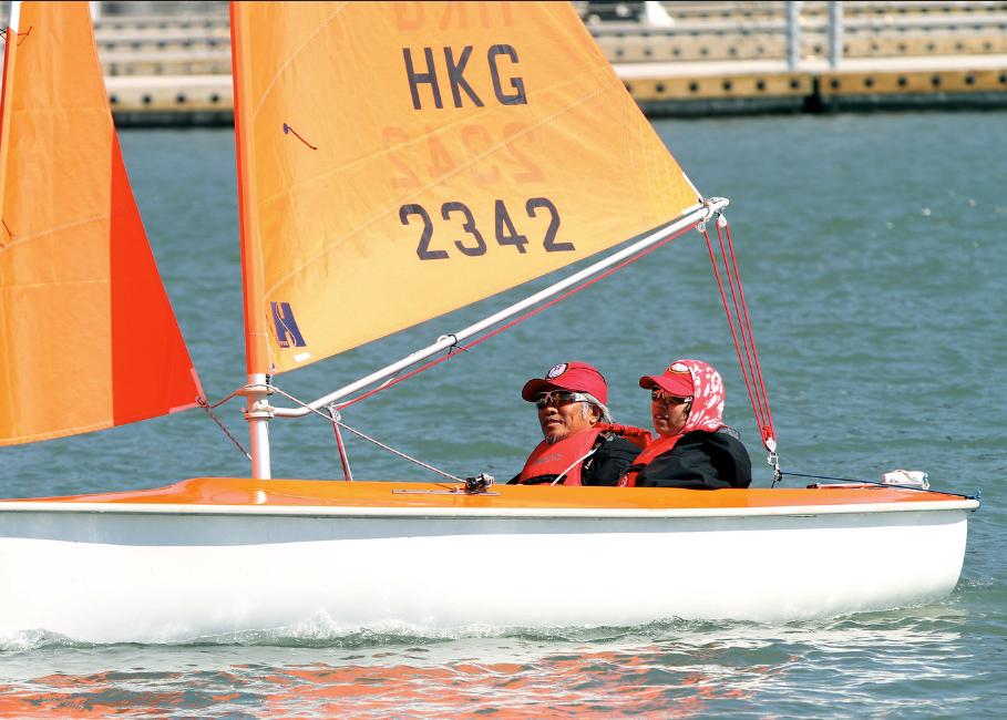 兩名選手駕駛標有HKG 2342號碼的帆船在海上航行