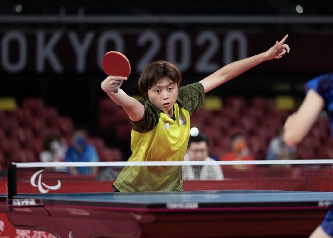 乒乓球選手比賽中揮拍