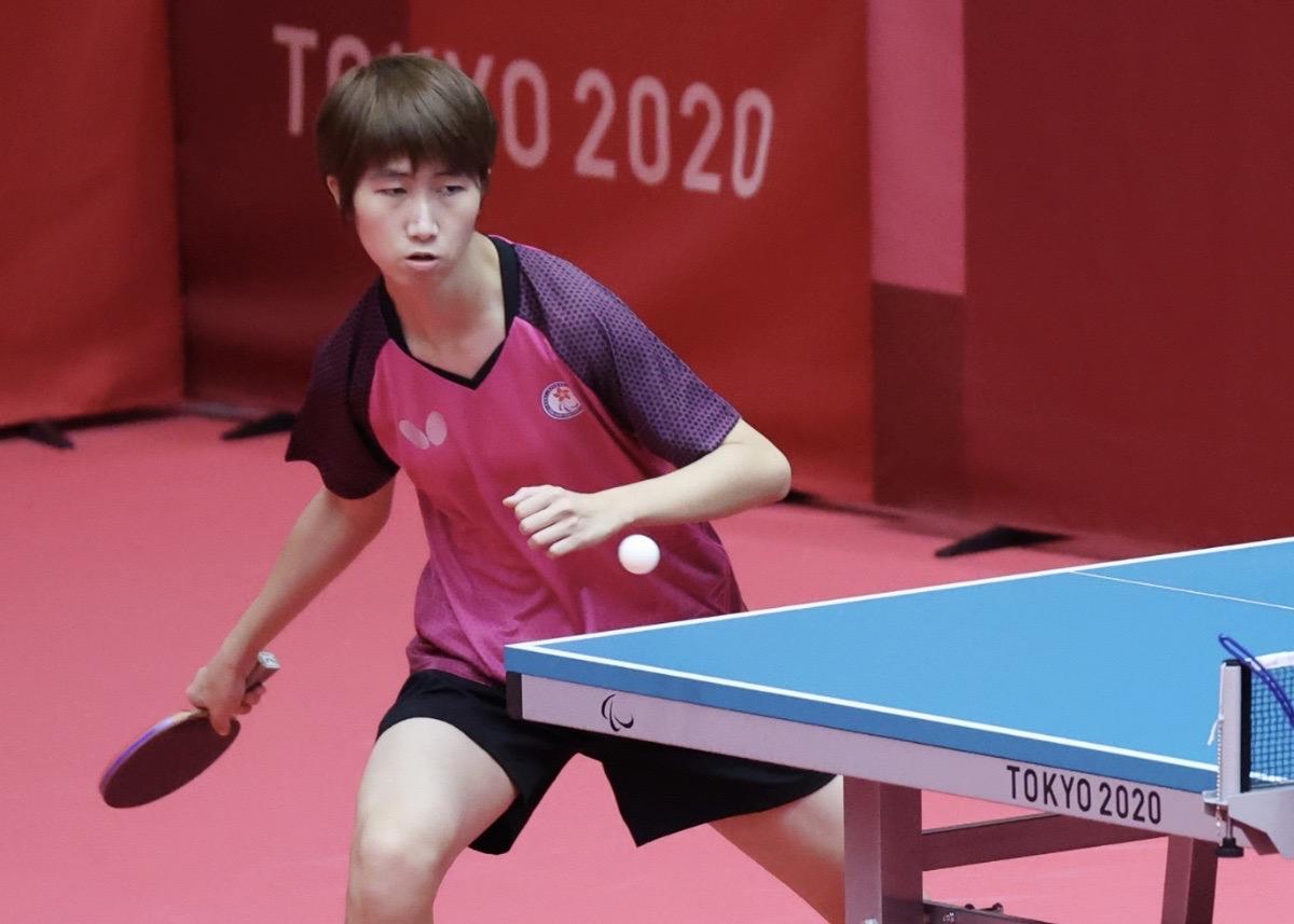 乒乓球選手比賽中準備接球