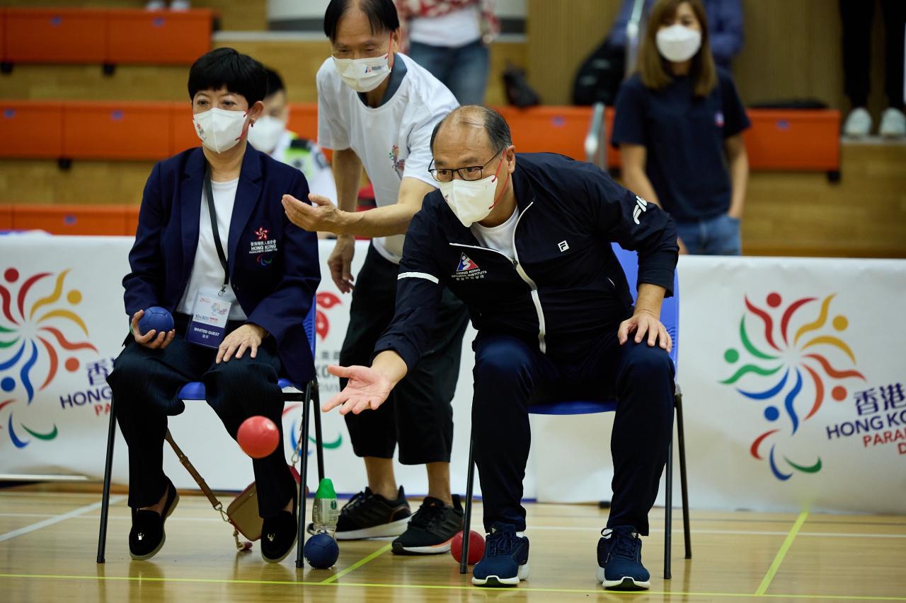 the officiating guests tried out Para Sports