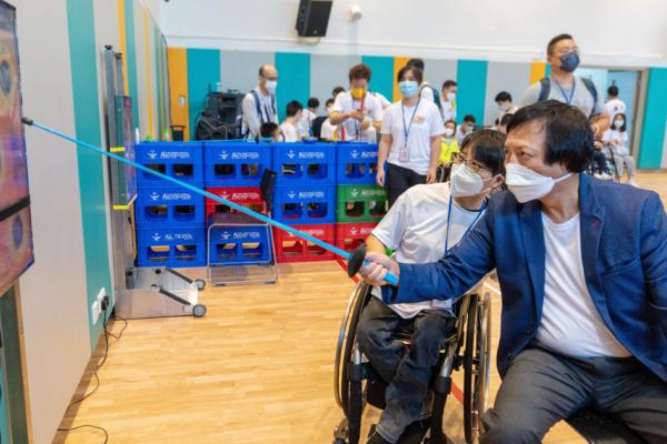 Mr. Thomas Kwok, Senior Director of Sun Hung Kai Real Estate Agency Limited experienced wheelchair fencing under the professional guidance of Paralympic gold medallist Ms. Cho Ping.