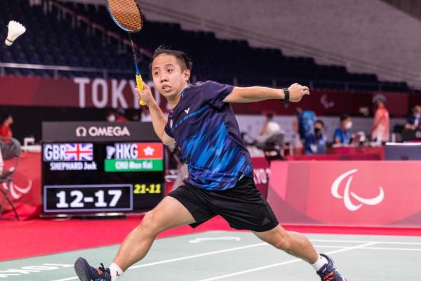 男子羽毛球選手後退擊球動作