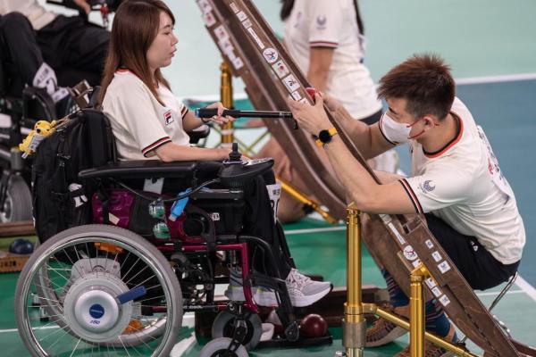 女子輪椅硬地滾球選手握球準備