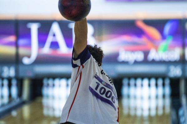 輪椅保齡球運動員準備投球