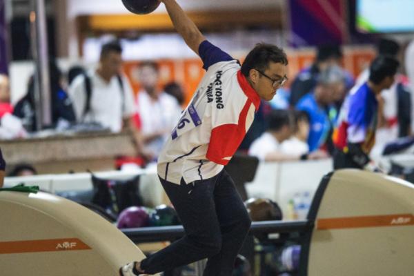 保齡球運動員專注瞄準準備投球