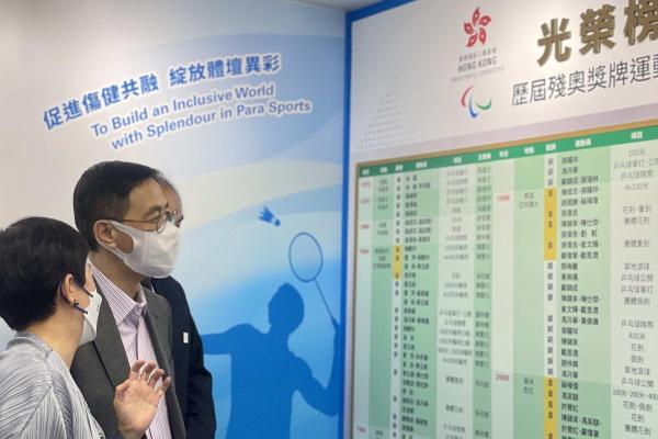 The President, Vice-President and Honorary Secretary introduced the List of Honour (List of Hong Kong Paralympic Medallists) to Mr. Yeung.