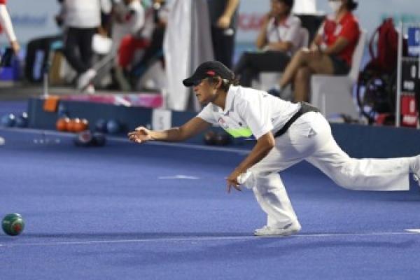 男子草地滾球選手低身瞄準投球姿勢