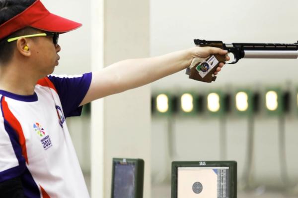 男子射擊選手瞄準射擊
