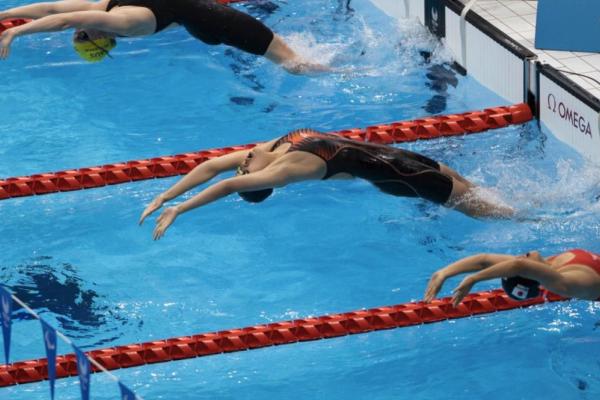 游泳選手比賽中進行蝶式划水