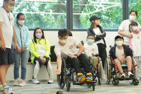 A group of students and their families were guided by professional coaches to experience different Para sports , including Para Lawn Bowls.
