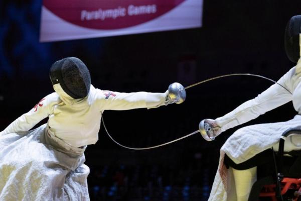 輪椅擊劍選手劍刺中對手身體