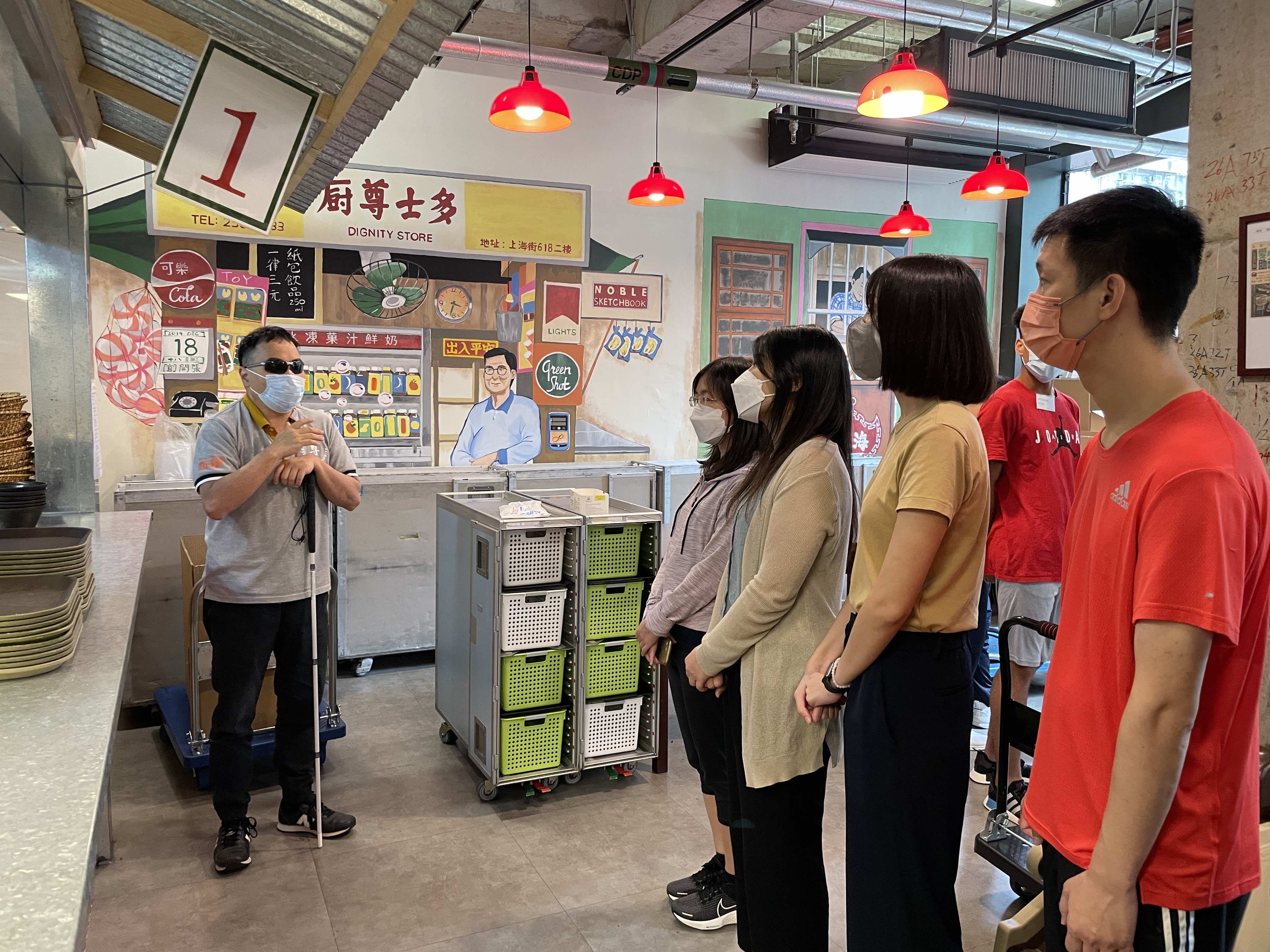 the Secretariat of the Paralympic Committee visited a social enterprise restaurant, "Kitchen Dignity", to provide volunteer services