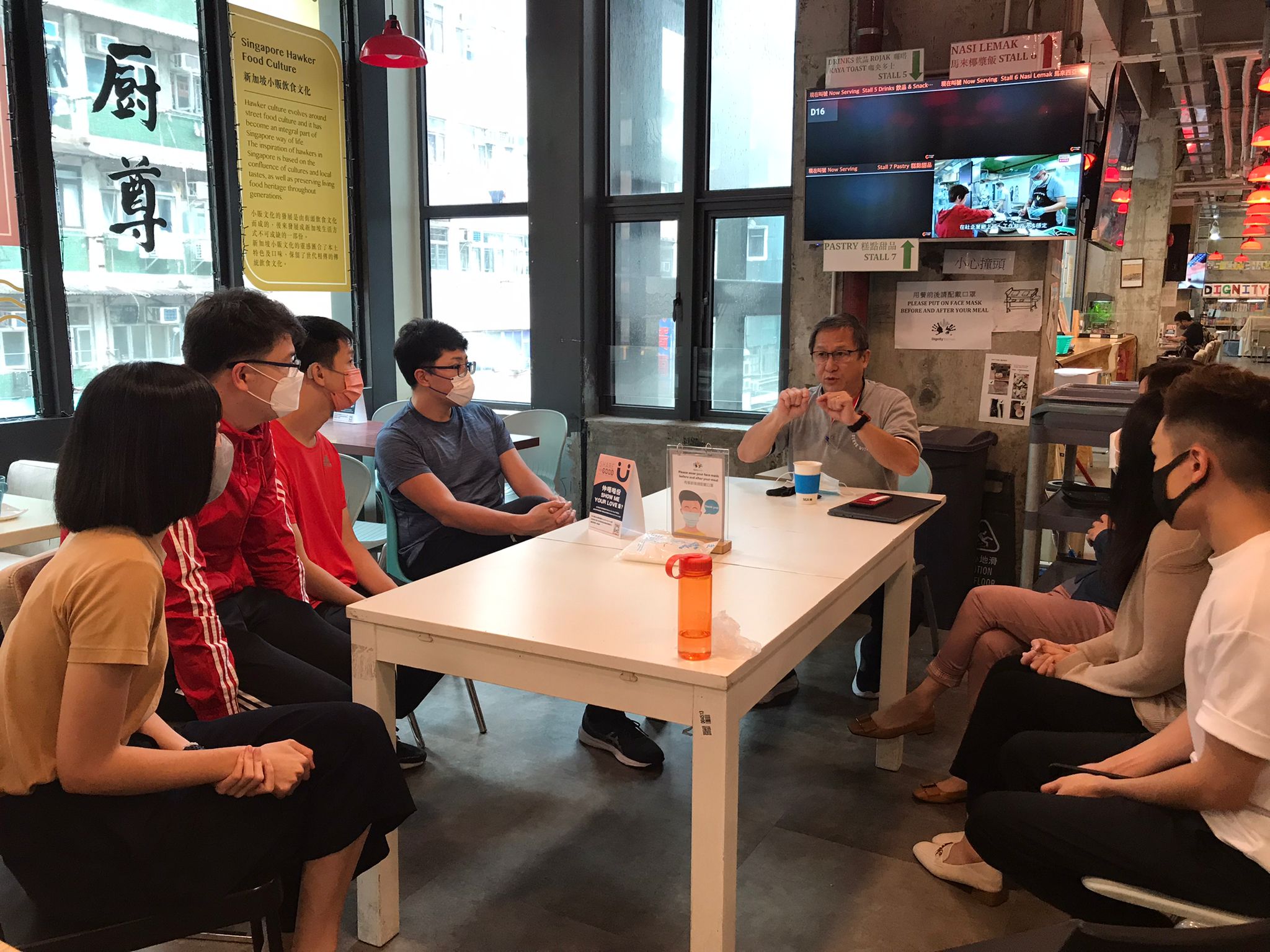 the Secretariat of the Paralympic Committee visited a social enterprise restaurant, "Kitchen Dignity", to provide volunteer services