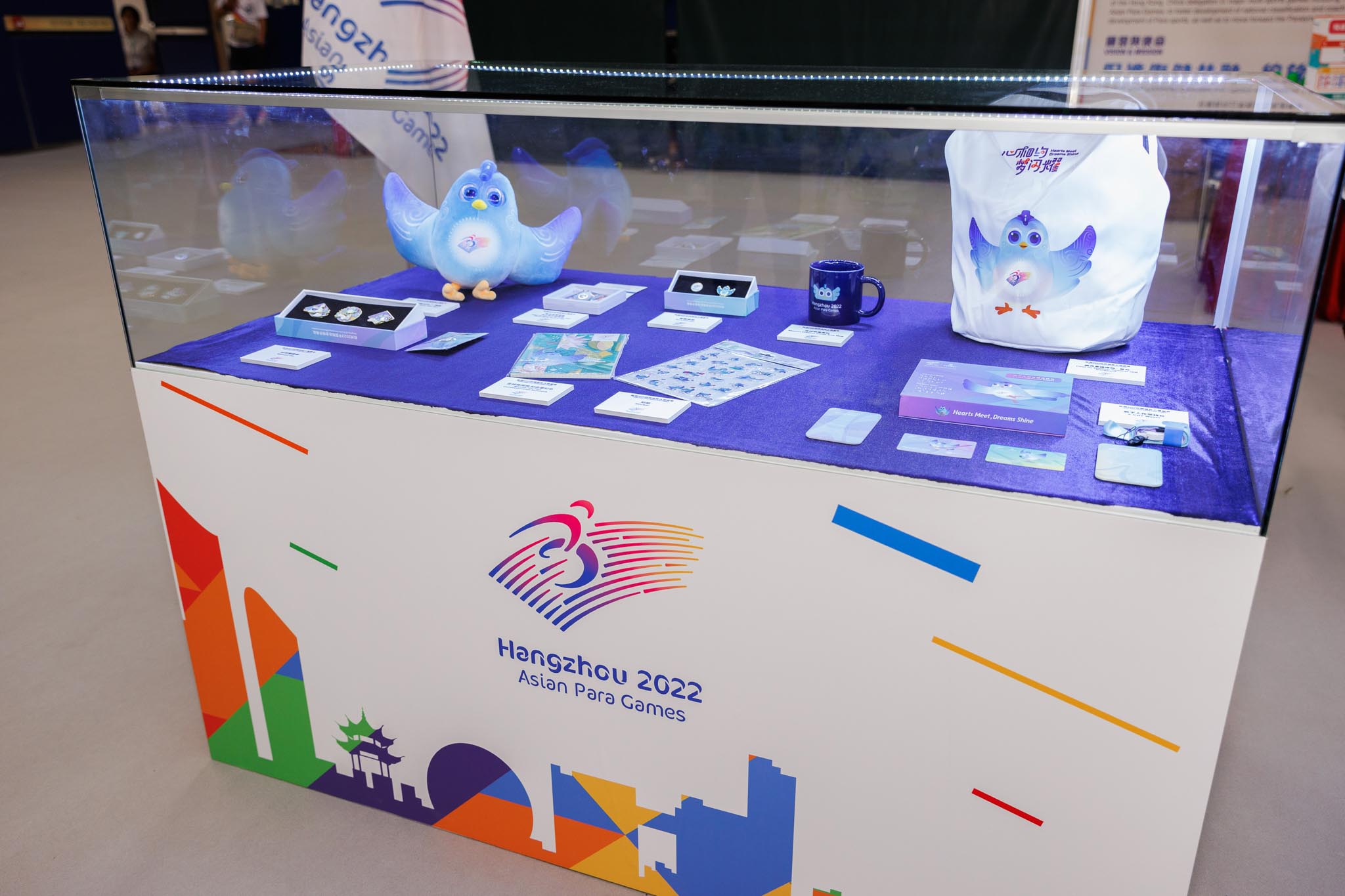 Embracing the theme of the 100 Days Countdown to Hangzhou 2022 Asian Para Games, the event showcased memorabilia from the games and past Asian Para Games medals. The Hangzhou 2022 Asian Para Games mascot "Fei Fei" made its debut appearance in Hong Kong, joining the Hongkongers in the countdown and promoting the spirit of the Asian Para Games while cheering on Hong Kong's athletes in advance.